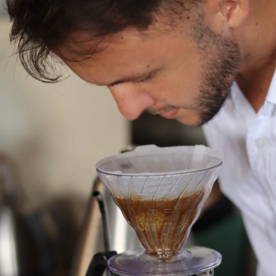 Dani preparando café durante una sesión de filtrado.